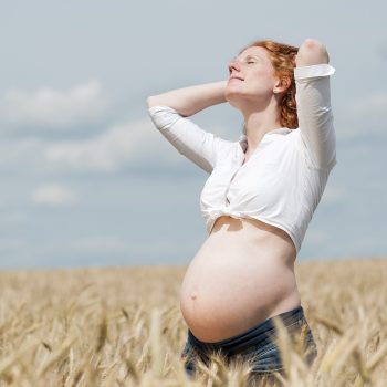 schwanger Frau im getreid Feld